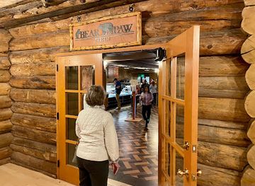 montana/yellowstone-national-park/bar/old-faithful-inn-bear-paw-deli