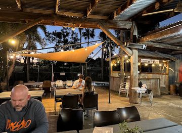 australia/central-highlands/bar/the-caves-country-pub