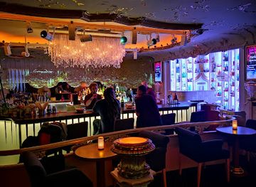 czechia/prague/new-town/bar/crazy-daisy