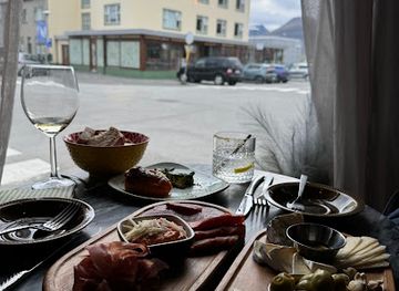 iceland/westfjords/bar/bubbly