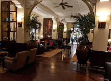 cambodia/siem-reap/charles-de-gaulle-boulevard/bar/elephant-bar