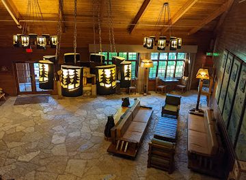 illinois/matthiessen-state-park/bar/main-dining-room-at-starved-rock-lodge