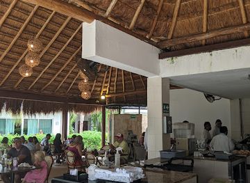 mexico/playa-del-carmen/coco-beach/bar/lizards-pool-bar-and-grill