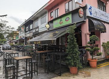 singapore/bukit-timah-nature-reserve/bar/lazy-lizard-sixth-avenue