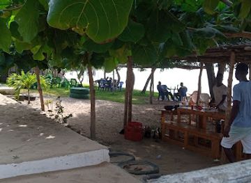 togo/lake-togo-area/bar/country-woman-lake