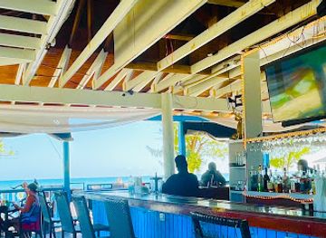 the-bahamas/grand-bahama/bar/maxxi-s-bahamian-beach-club-bar-grill