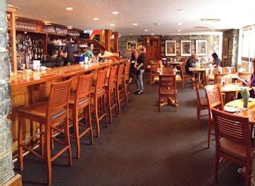 canada/kingston-and-the-islands/bar/chez-piggy-restaurant-bar