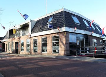 netherlands/ijsselmeer-polders/bar/cafe-de-paus