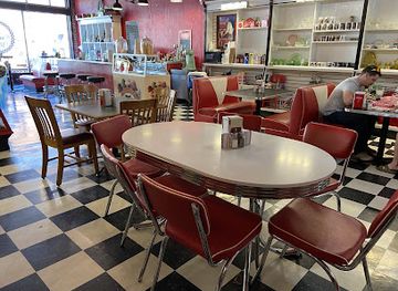 oklahoma/talimena-scenic-byway/bar/treats-treasures