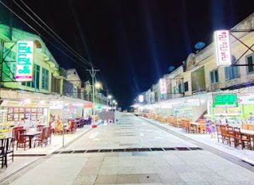 myanmar-burma/kyaiktiyo-pagoda/bar/nyi-nyi-oo