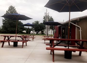 illinois/cahokia-mounds-state-historic-site/bar/buzz-s-firehouse-bar