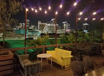 texas/houston/downtown-houston/bar/around-the-corner