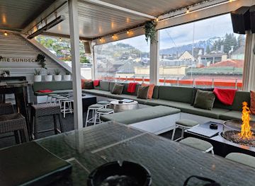 new-zealand/queenstown/bar/the-sundeck-rooftop-bar