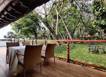 india/kerala-backwaters/bar/vembanad-kumarakom-lake-resort