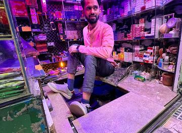 pakistan/lower-sindh/bar/black-and-white