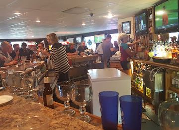 iowa/lake-okoboji/bar/smile-with-miles