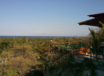 timor-leste/loihuno-waterfall/bar/beloi-beach-hotel-dive-resort