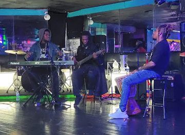 virginia/hampton-roads/bar/charm-d-lounge
