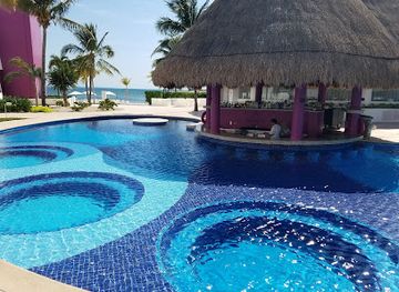 mexico/cancun/bar/quiet-pool-bar