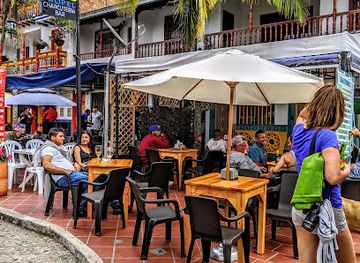colombia/guatape/bar/san-tropel-charcuteria-bar
