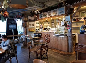 iceland/grindavik/bar/cafe-bryggjan