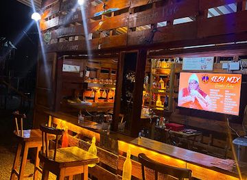 honduras/lago-de-yojoa/bar/birds-and-bar