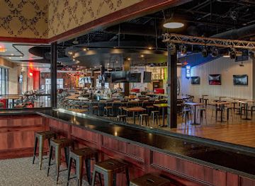 massachusetts/norfolk-county/bar/six-string-grill-stage
