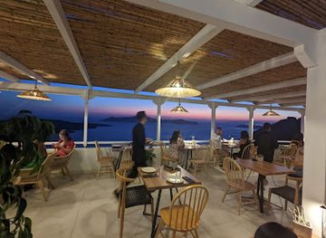 greece/santorini/fira/bar/the-vine-cocktail-wine-restaurant