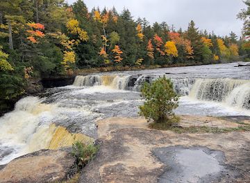 michigan/tahquamenon-falls-state-park/bar/tahquamenon-falls-lower-falls