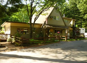 oregon/cascade-mountains/bar/cascade-locks-portland-east-koa-holiday