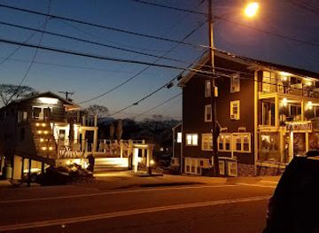 maine/york-county/bar/stones-throw-hotel-and-restaurant