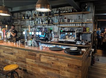 guernsey/pleinmont-point/bar/nineteen-bar-grill