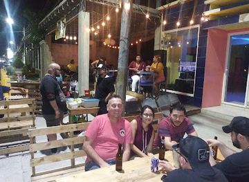 honduras/puerto-cortes/bar/drinkers