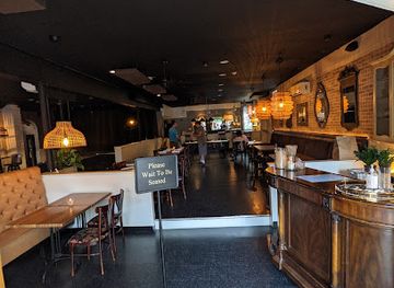 rhode-island/newport-cliff-walk/bar/parlor-bar-kitchen