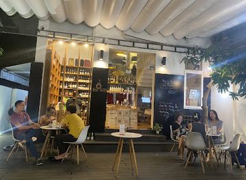 vietnam/da-nang/son-tra-district/bar/cork-and-bottle-wine-bar-and-retail