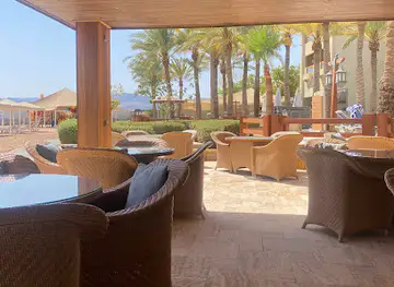 Martinis Lounge & Restaurant