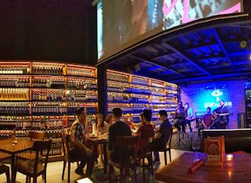 indonesia/surabaya/bar/almaluna-bar-resto