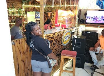 dominica/roseau/bar/corridor-inn