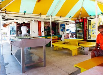 trinidad-and-tobago/maracas-bay/bar/natalie-s-bake-shark