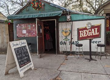louisiana/chenier-plain/bar/snake-and-jake-s-christmas-club-lounge