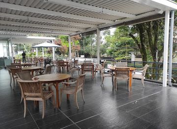 indonesia/bandung/ciumbuleuit/bar/maxi-s-resto