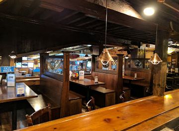 rhode-island/narragansett-beach/bar/mews-tavern