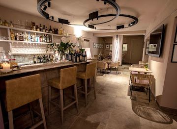 UVE - Rooms & Wine Bar