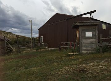 north-dakota/maah-daah-hey-trail/bar/diamond-bar-bed-breakfast