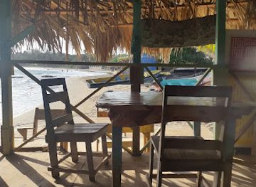 jamaica/treasure-beach/bar/eggy-s-bar