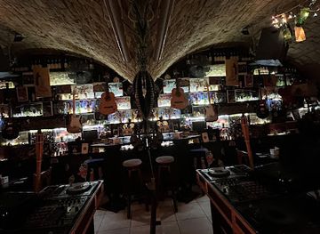 lebanon/mount-lebanon/bar/bar-guitar