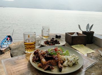 nepal/pokhara/phewa-lake/bar/krazy-gecko