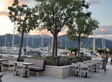 montenegro/tivat/bar/crush-winebar