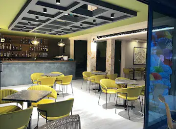 Labi’s Lounge Bar