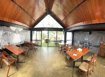 vietnam/cat-ba-island/bar/casa-bonita